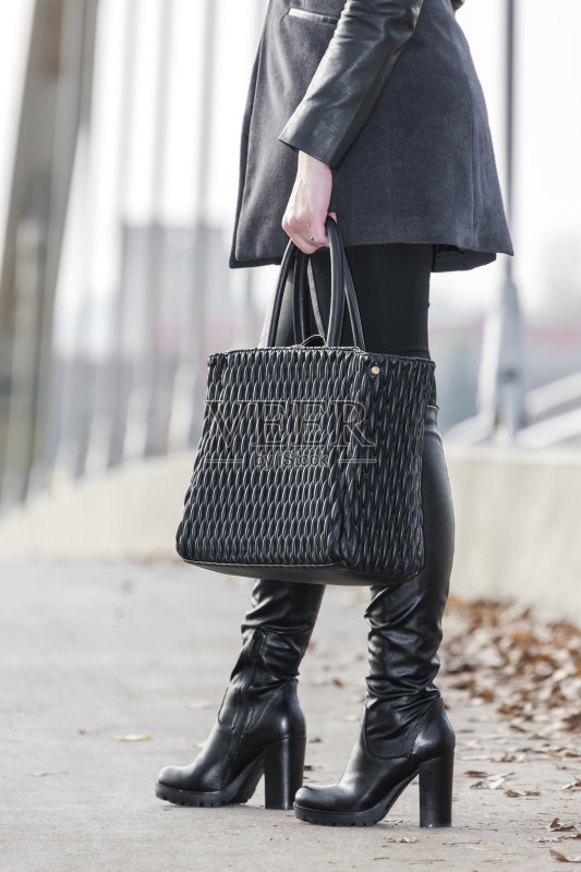 时尚的黑色靴子和手提包正版图片素材