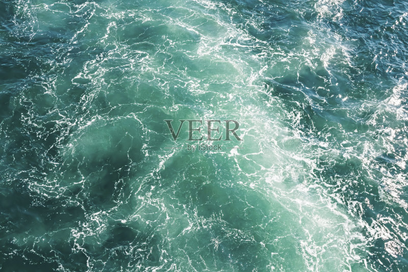 绿松石色的海和船波浪在海里正版图片素材