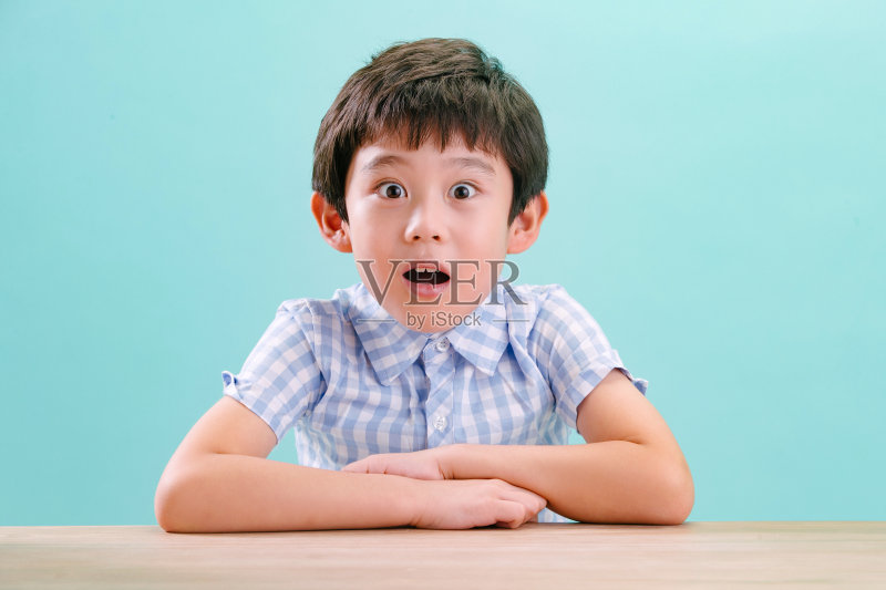 小男孩的可爱表情照片摄影图片