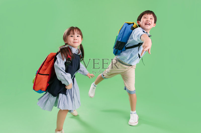 小男孩和小女孩扔纸飞机照片摄影图片