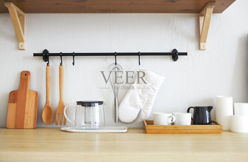 室内空的现代白色厨房与各种物品正版图片素材