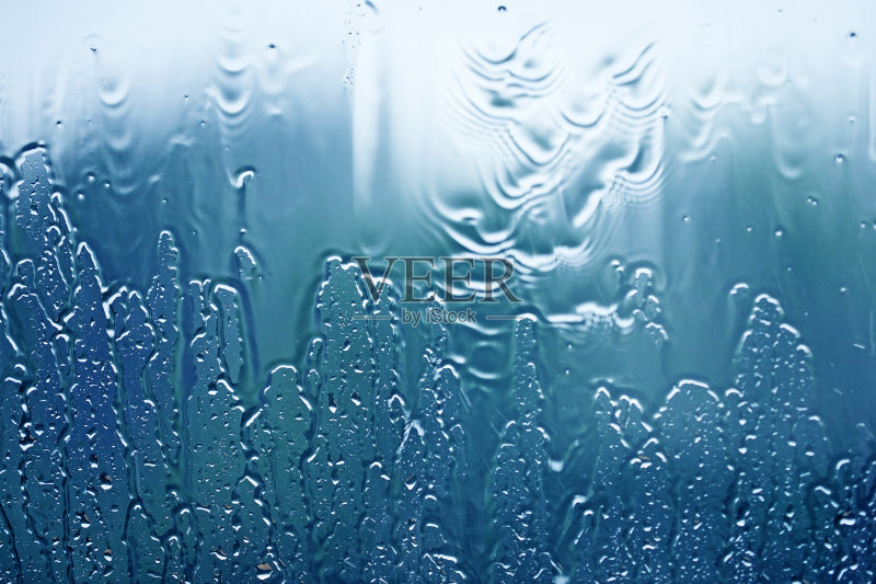 下雨了,水流在玻璃窗上正版图片素材