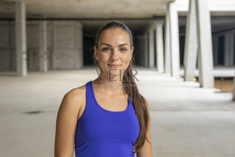 一个废弃建筑里的年轻女运动员的肖像正版图片素材