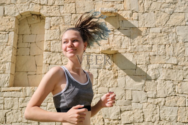 户外跑步运动少女,夏日艳阳天正版图片素材