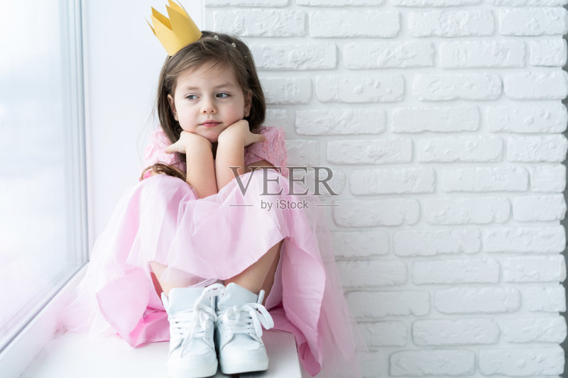 穿着公主服装的可爱小女孩:准备参加化装舞会的漂亮女孩正版图片素材