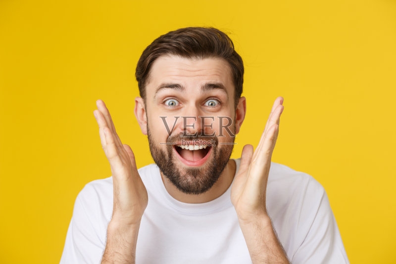 年轻随意的男人肖像孤立在黄色的背景正版图片素材