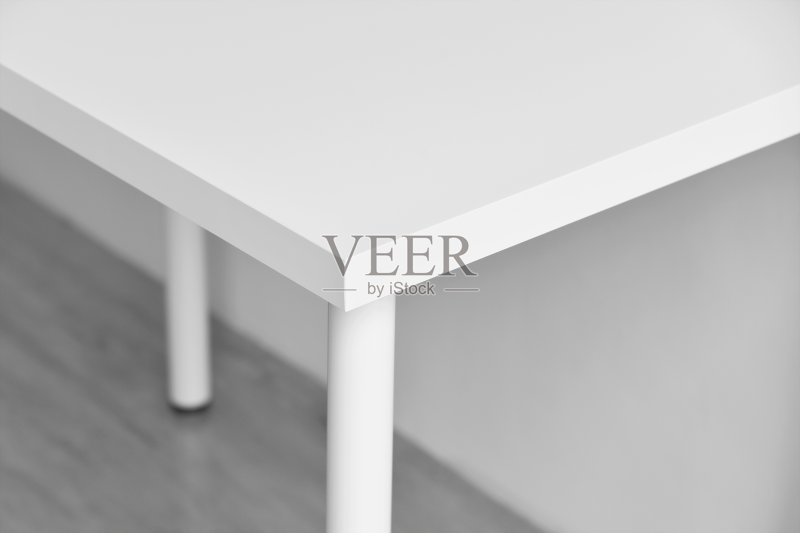 桌子的角落,锋利的书桌边缘,家意外从家具,白色的桌子硬角度,极简风格和copyspcae的措辞。正版图片素材