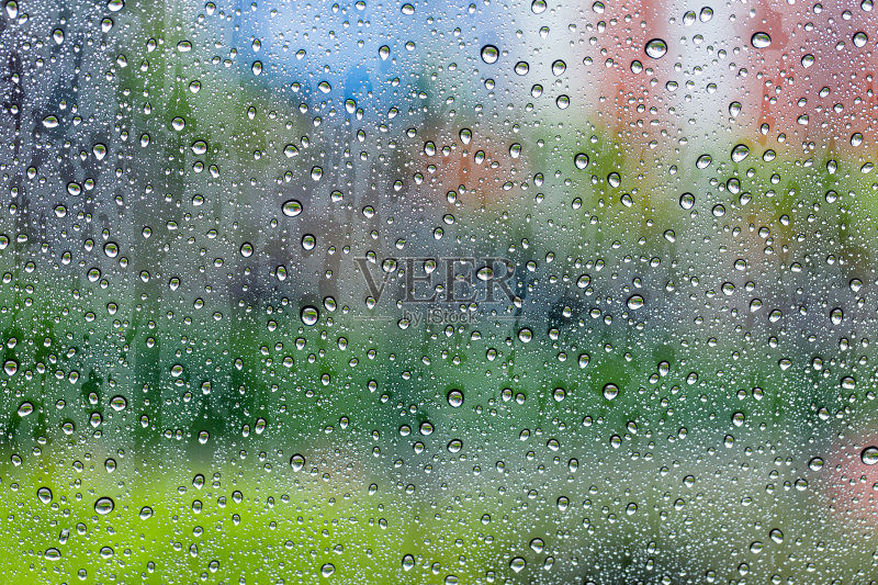雨滴落在模糊的绿色背景上正版图片素材