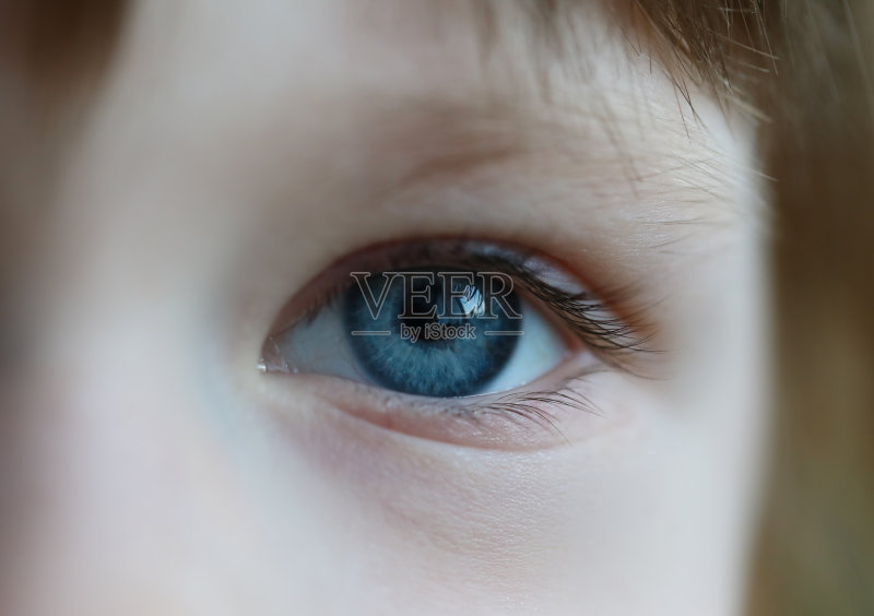 近距离看天真的孩子,可爱的童年正版图片素材