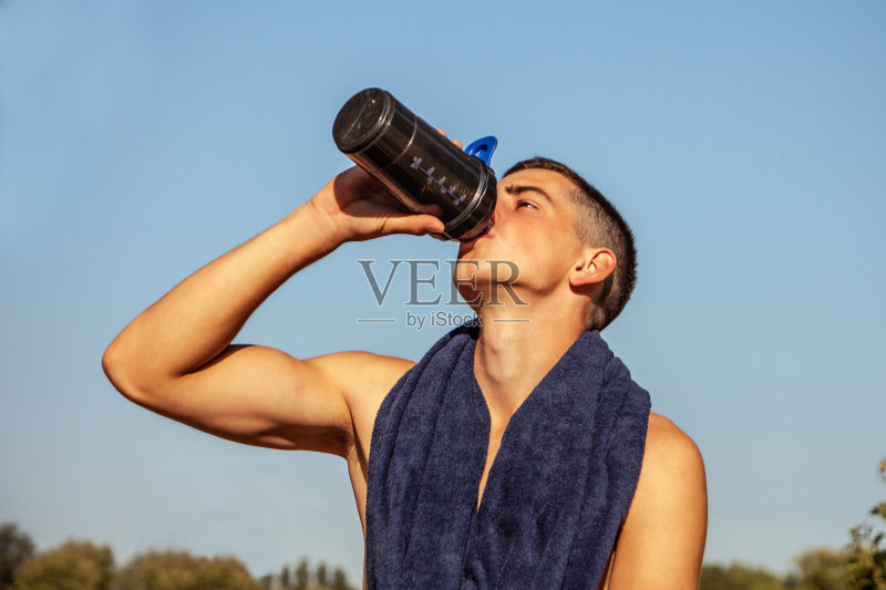 年轻的男运动员喝水正版图片素材