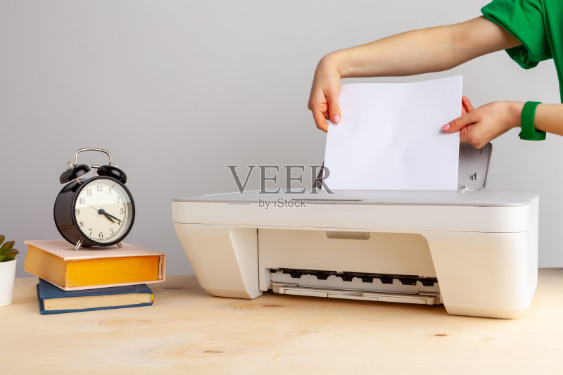 女人使用打印机的特写正版图片素材