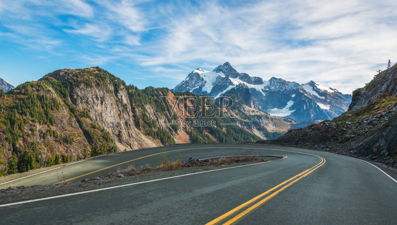 在夏季的一天,山上的曲线和斜坡沥青路的风景。正版图片素材