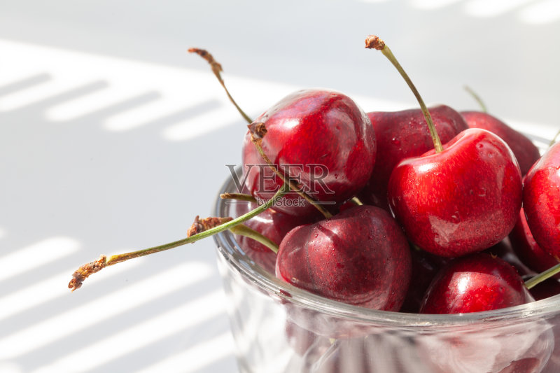 玻璃碗里的新鲜樱桃特写正版图片素材