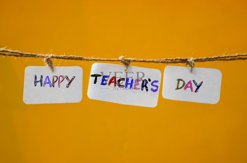 教师节祝福照片与纸笔记孤立在黄色背景,完美的墙纸正版图片素材