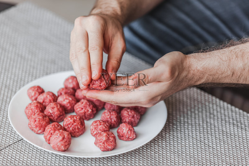 人手准备肉丸与生肉末正版图片素材
