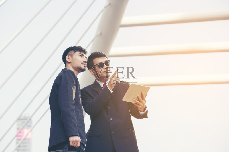 英俊的商人一起工作。经营理念。正版图片素材