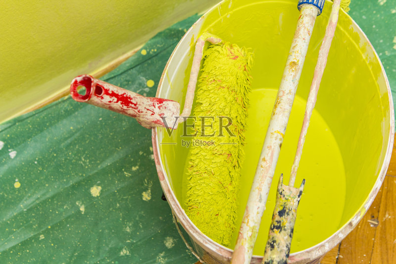 桶装新鲜的石灰绿墙漆正版图片素材