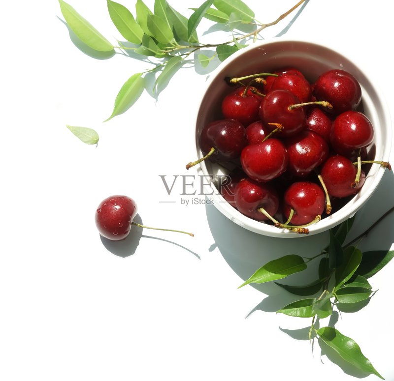 碗里的樱桃近距离孤立的顶视图上的白色背景。本空间正版图片素材
