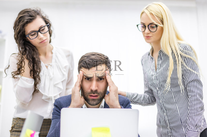 办公室经理和同事讨论问题的照片。正版图片素材
