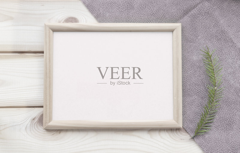 空米色木框架与古董纸表面的木板条和云杉枝。拷贝空间,俯视图。圣诞节的主题。正版图片素材