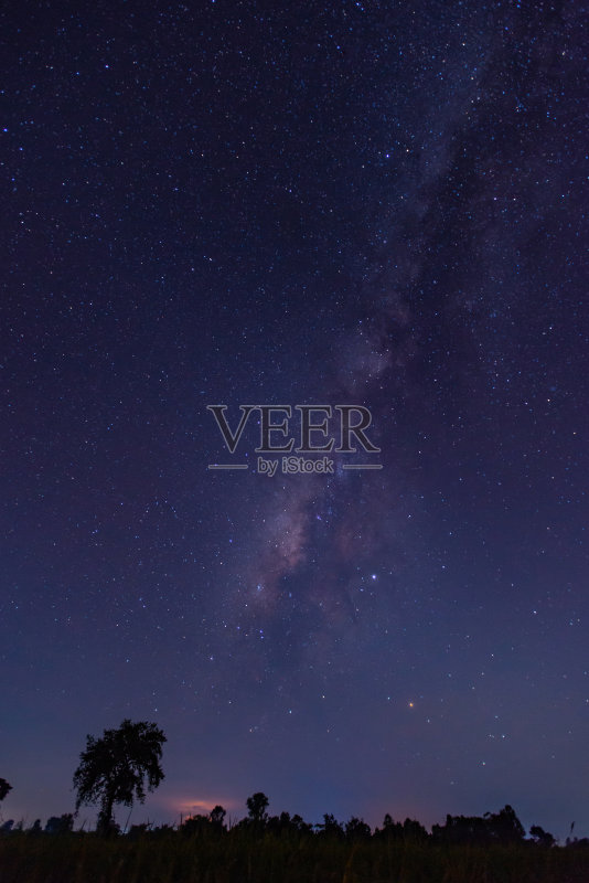 全景图蓝色夜空,银河和星星在黑暗的背景。正版图片素材