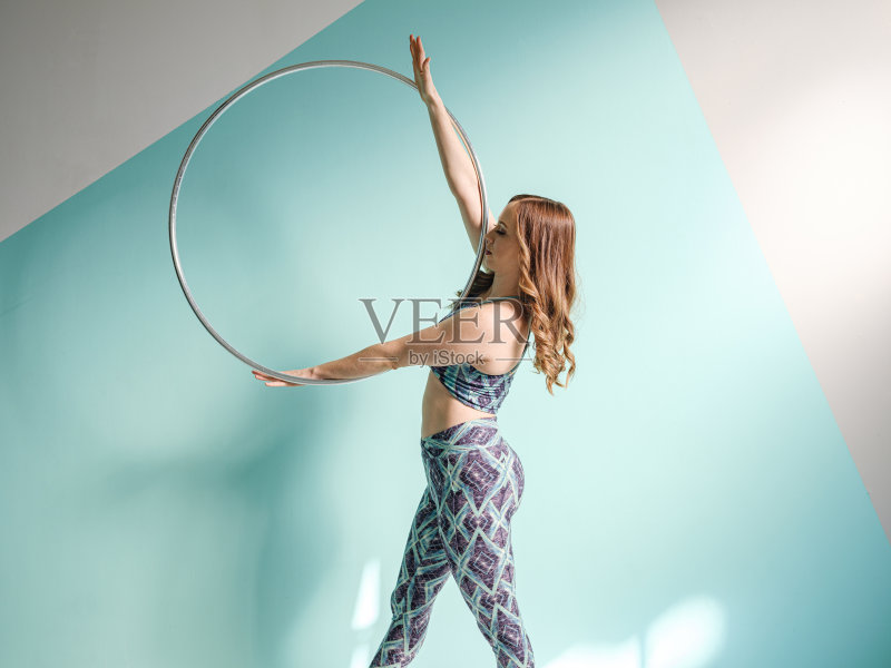 女子体操运动员练环正版图片素材