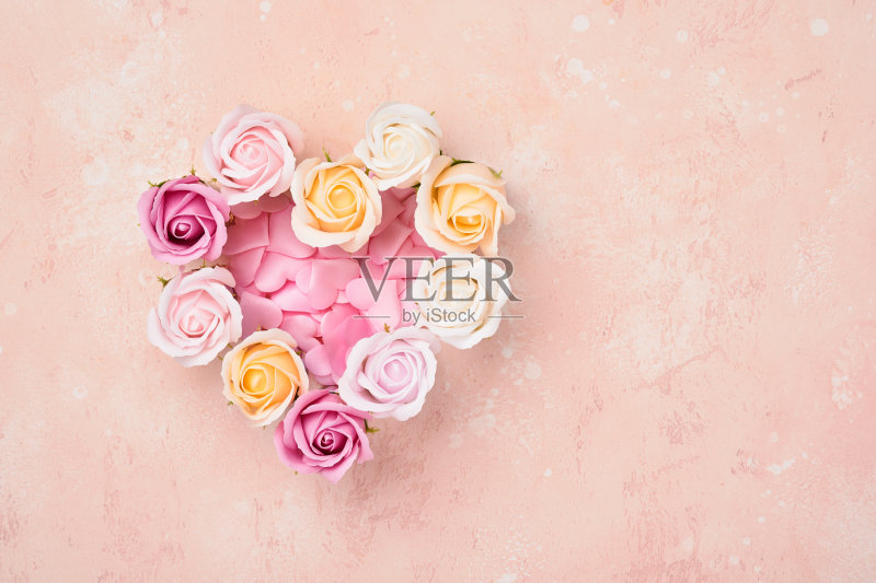 节日的组成美丽精致的玫瑰花在粉红色的圆盒在浅粉色的背景。平铺,拷贝空间。贺卡。正版图片素材