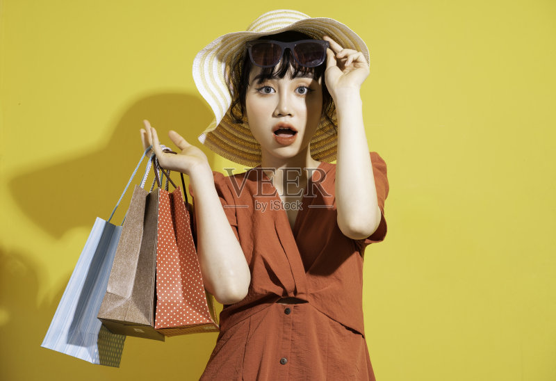 女人去购物正版图片素材