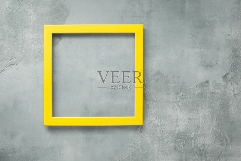 黄色空框架在乡村灰色表面。俯视图,空白区域正版图片素材