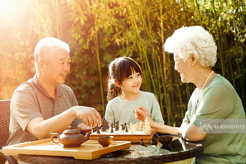 老年夫妇和孙女在院子里照片摄影图片