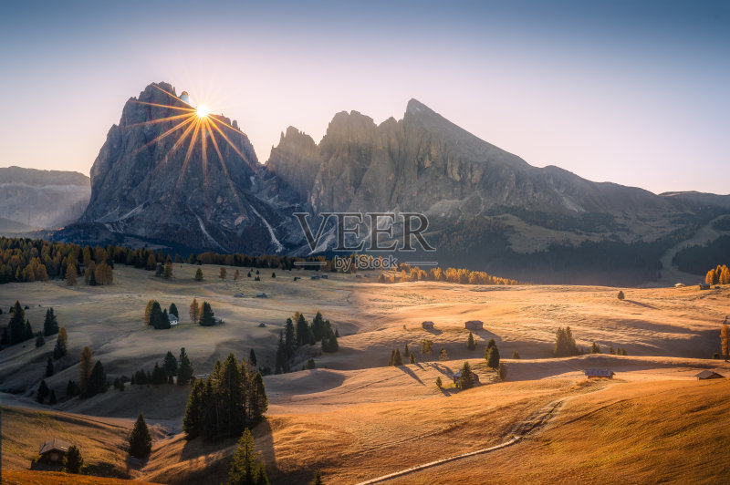 日出在吹口哨的阿尔佩正版图片素材