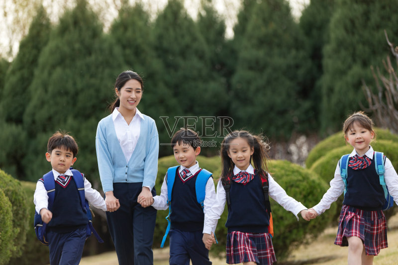 学生和老师正版图片素材