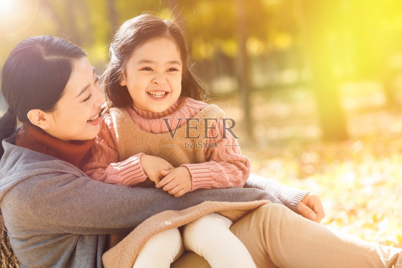 妈妈和女儿在户外玩耍照片摄影图片