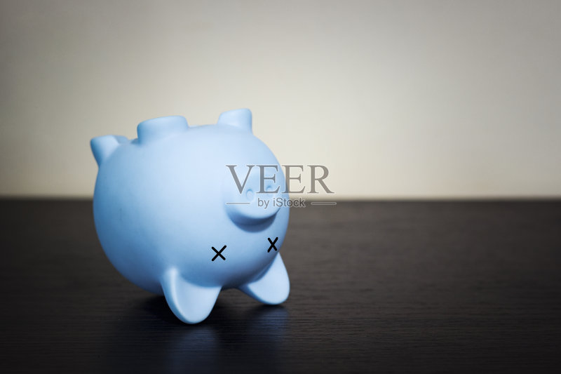 倒置的储蓄罐,贫困、破产、危机和违约的概念照片摄影图片