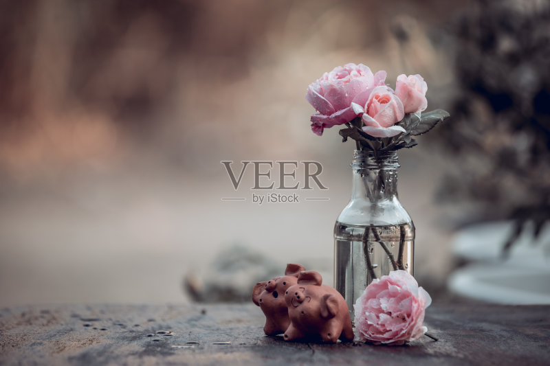 新鲜的花卉婚礼装饰。Table decoration, wedding reception.正版图片素材