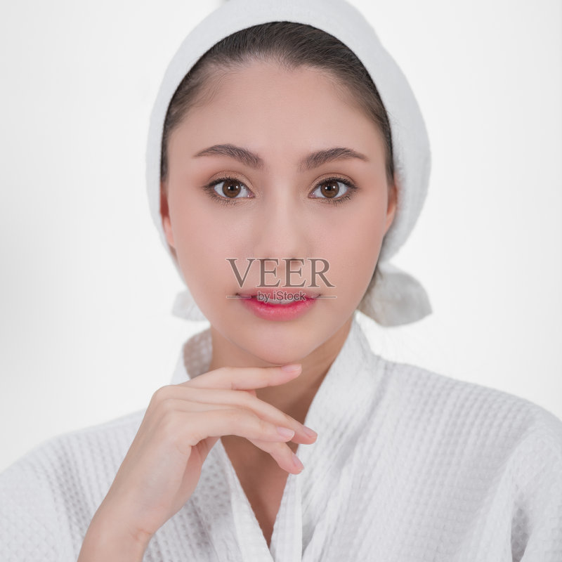 快乐美丽的亚洲女性在美容水疗沙龙中享受面部护理,拥有健康的面部肌肤照片摄影图片