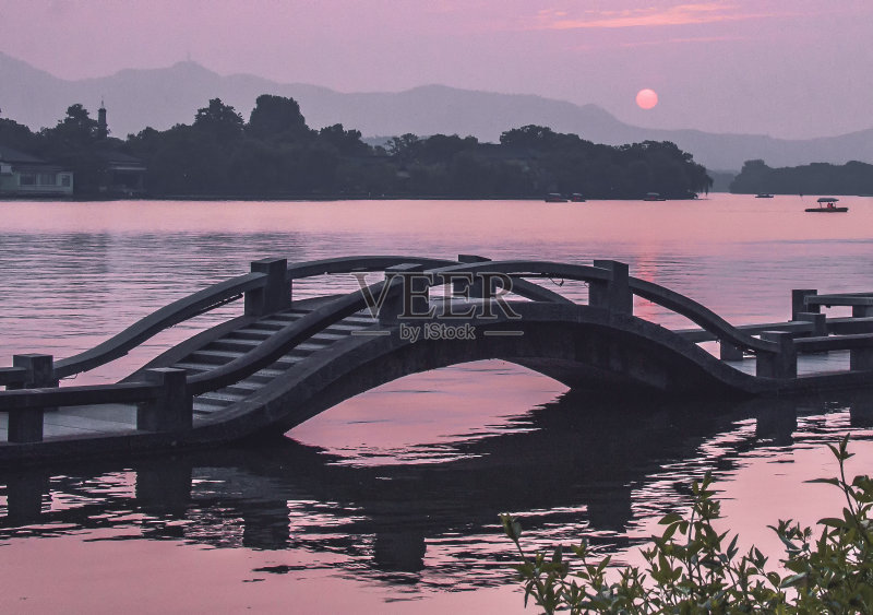 双头桥的倒影和夕阳下的西湖正版图片素材