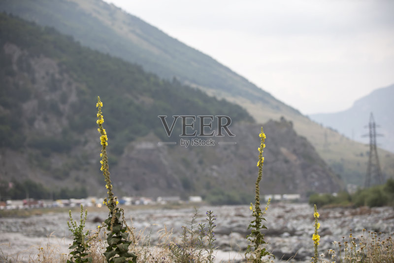 美丽山峦天空背景下的山河照片摄影图片