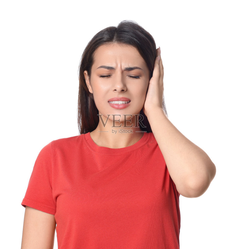 白色背景上因耳痛而痛苦的年轻女人照片摄影图片