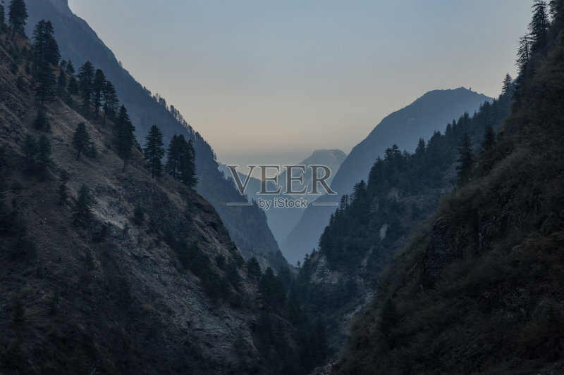 喜马拉雅山谷中朦胧的早晨照片摄影图片