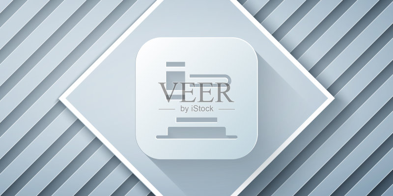 灰色背景上隔离的剪纸风格法官木槌图标图标素材