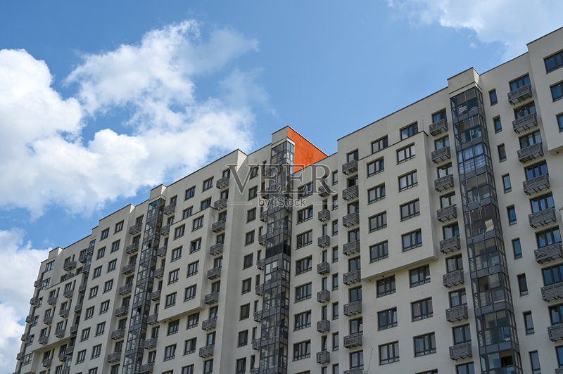 带有许多窗户和公寓的住宅建筑外观照片摄影图片