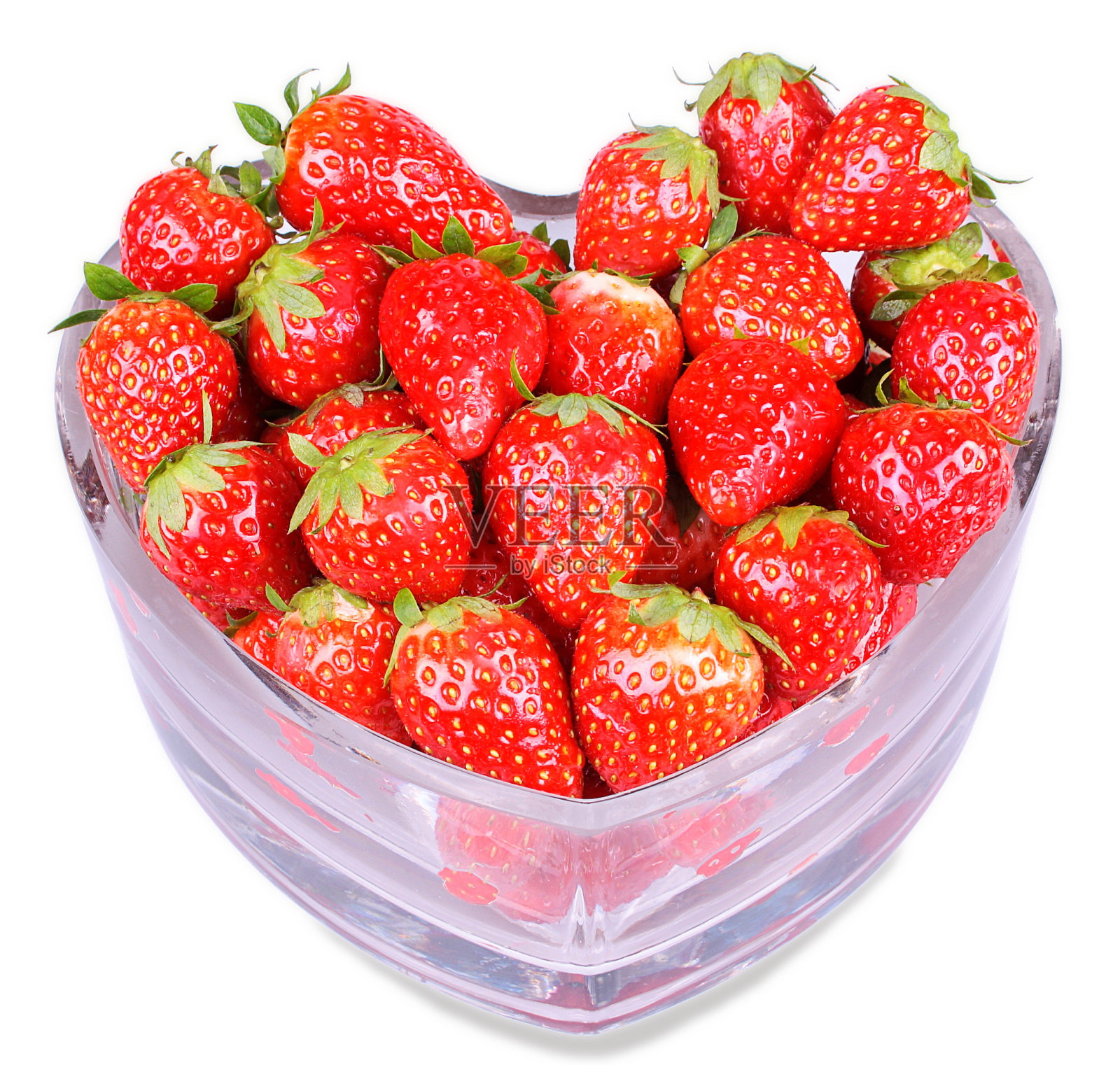 心型玻璃与红色草莓孤立照片摄影图片