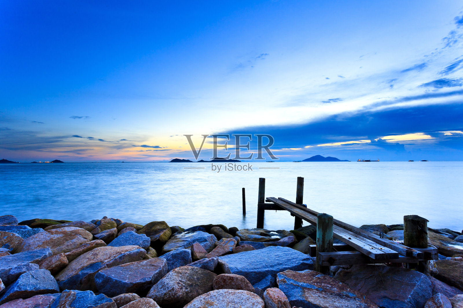 中国香港的日落码头。照片摄影图片