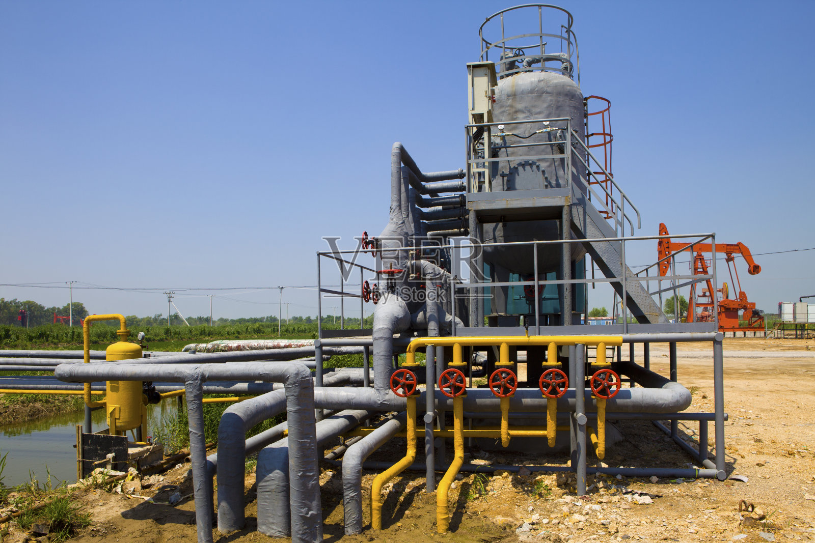 工业石油化工精炼厂储罐照片摄影图片