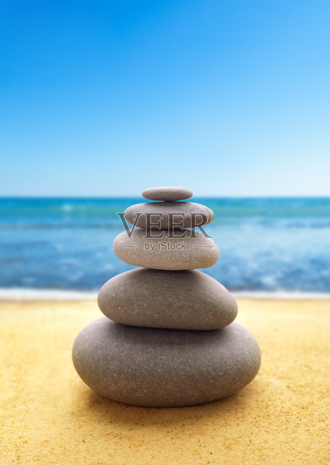 海滩上的石头金字塔照片摄影图片