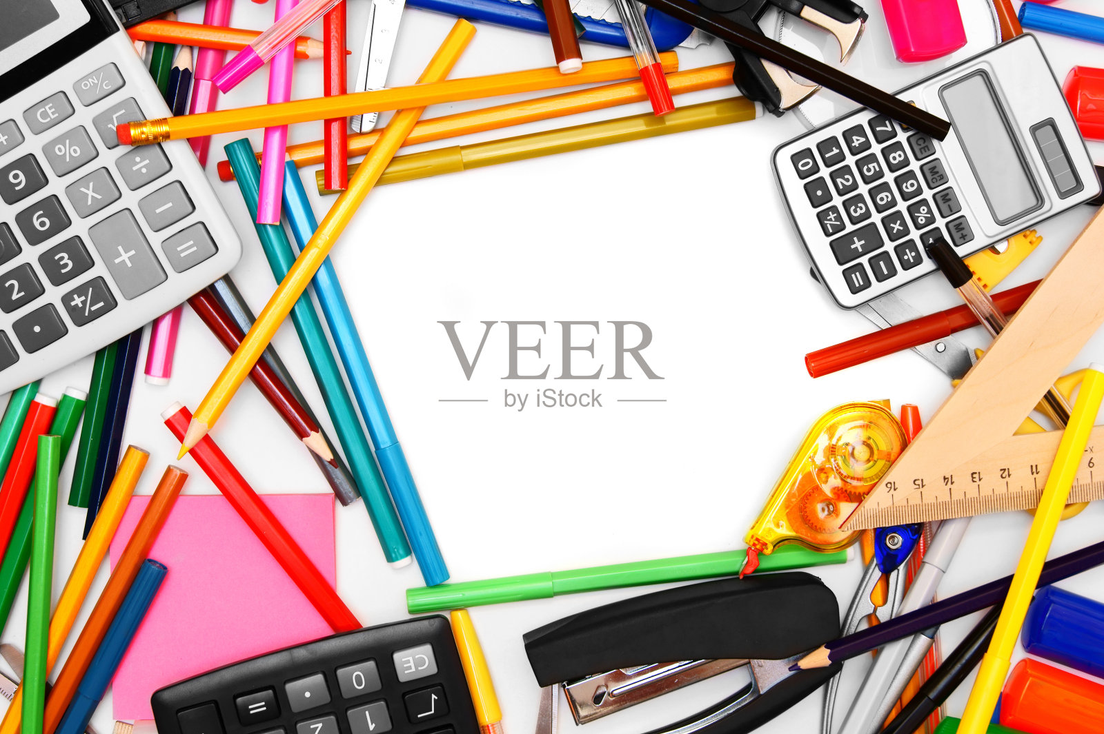 白色背景上的学校配件。照片摄影图片