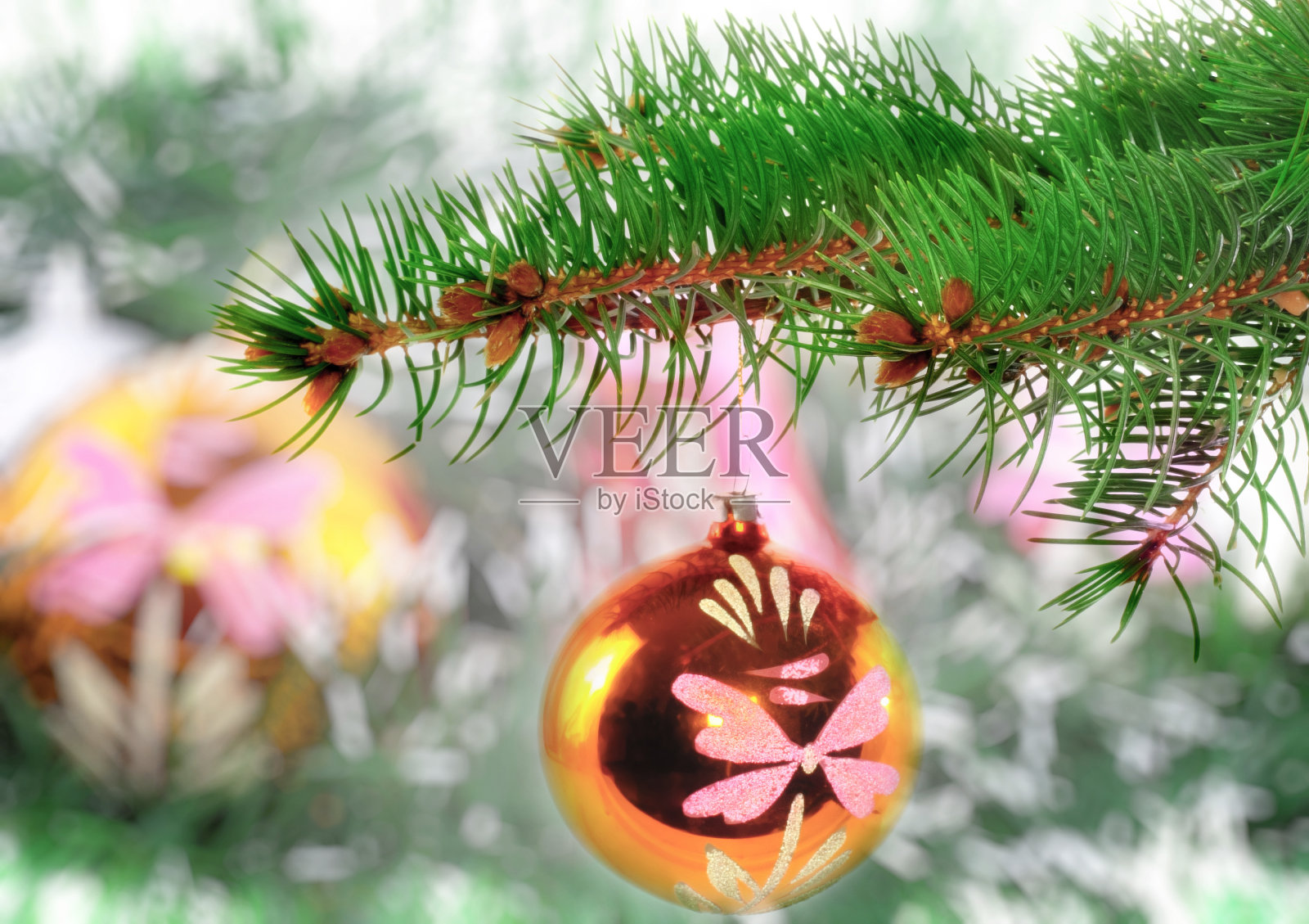 圣诞节，新年的装饰球，绿色的金箔照片摄影图片