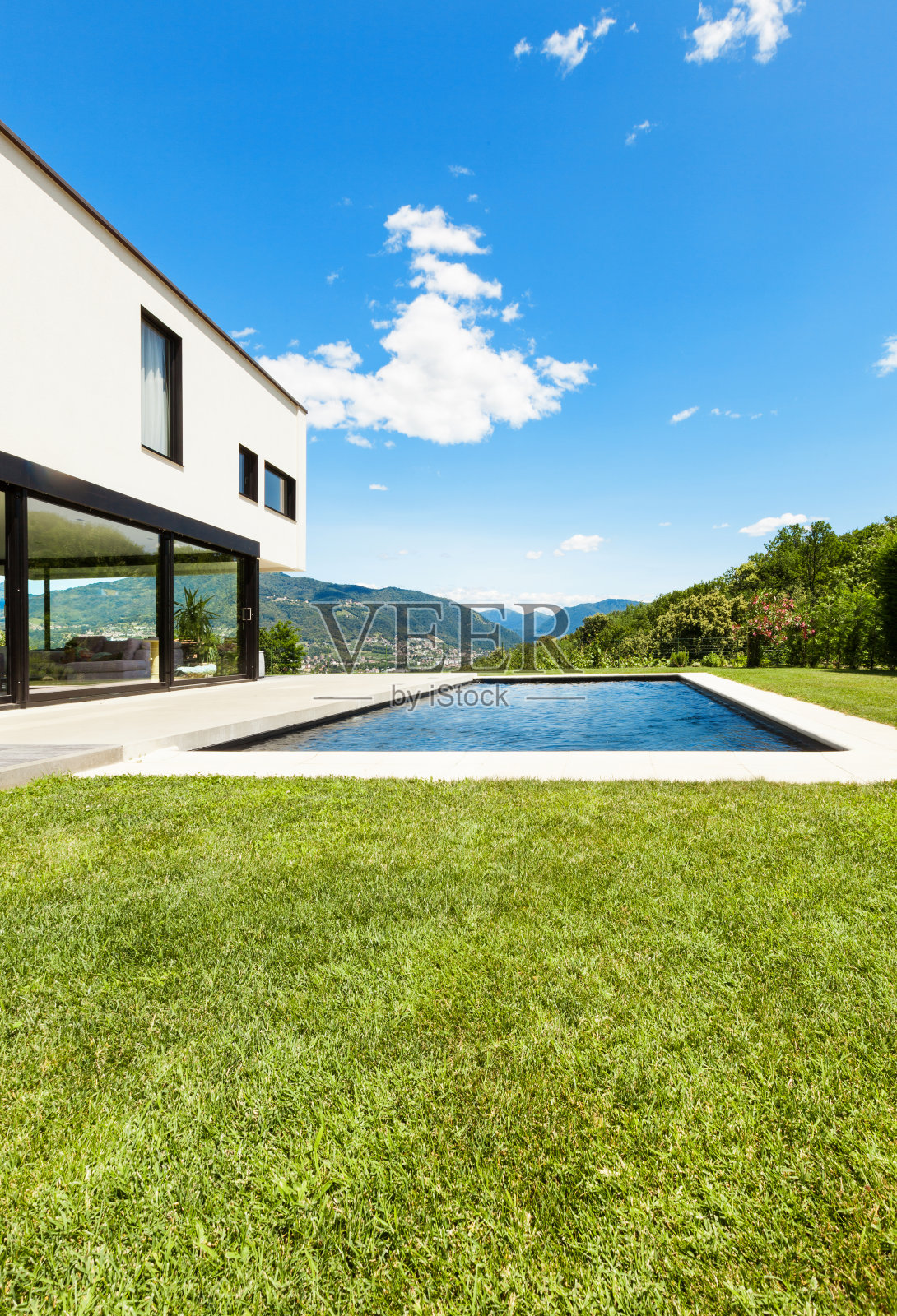 带泳池的现代别墅照片摄影图片