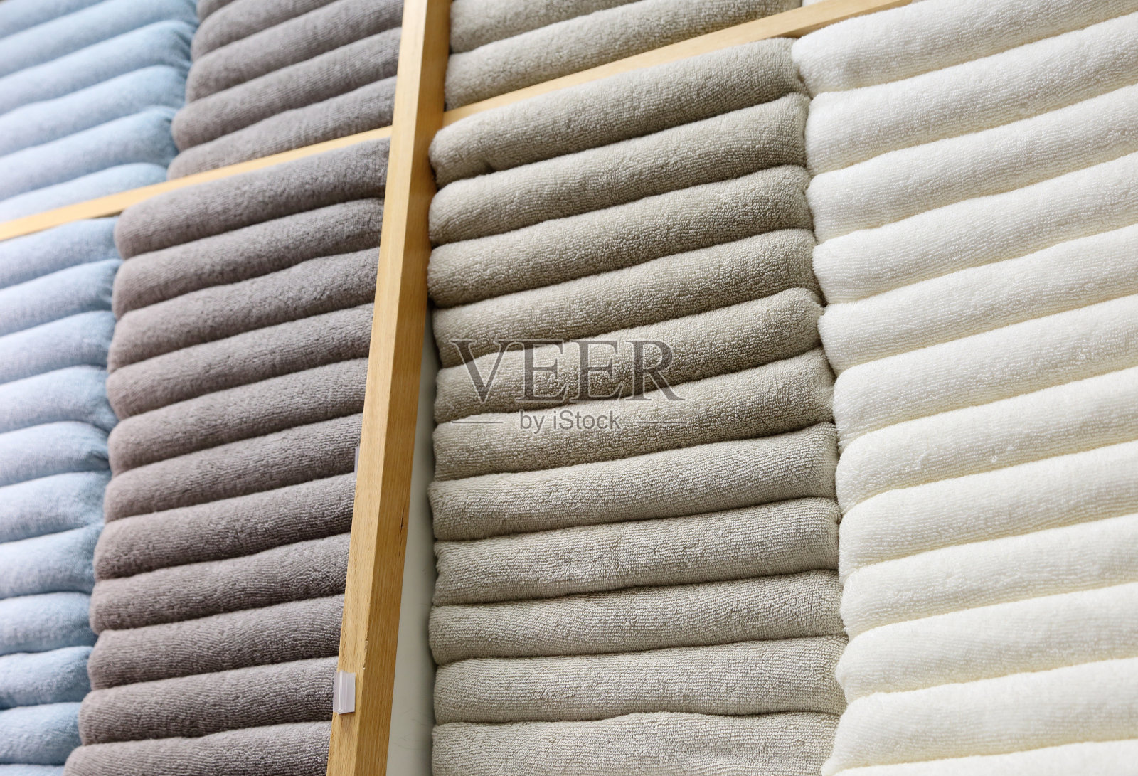 架子上一堆堆五颜六色的毛巾照片摄影图片